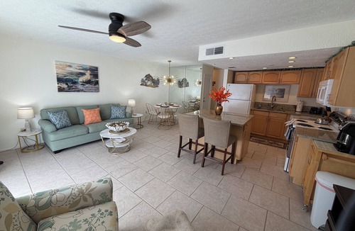 Bayview Condo | Gorgeous 1 BR top floor + Private Beach + pools + hot tub Washer Dryer + Balcony