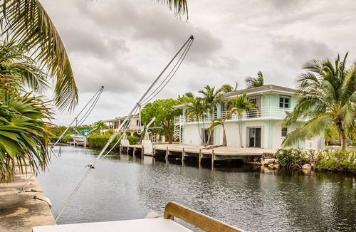 Tropical Bay Estates House | Gorgeous 2 bedroom 2 bath canal front pool home