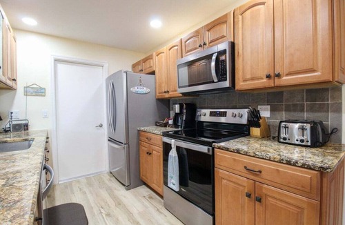 Pinecraft House | Gorgeous 2BR 2BA Private Pool Home Near Siesta Key Sweet Pineapple
