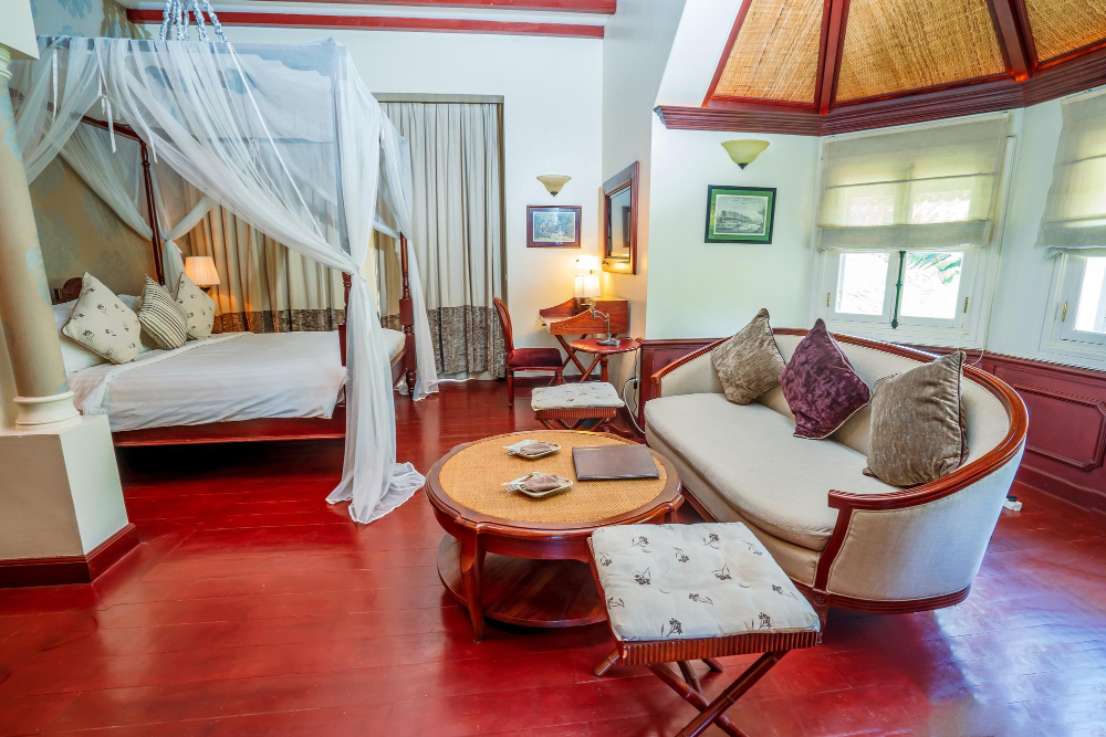 Walsingham House | GORGEOUS OASIS Heated POOL HOME 3 bed 2 bath sleeps 10. 5 Min to IRB