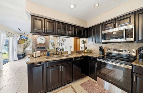 Valrico House | Grandma's Cozy Retreat | Pool Table | 2 KINGS