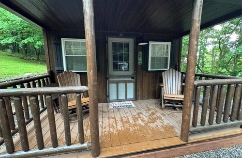 Cairnbrook Cabin | Gravity Hill Getaway: Cozy Woodland Cabin near Bedford