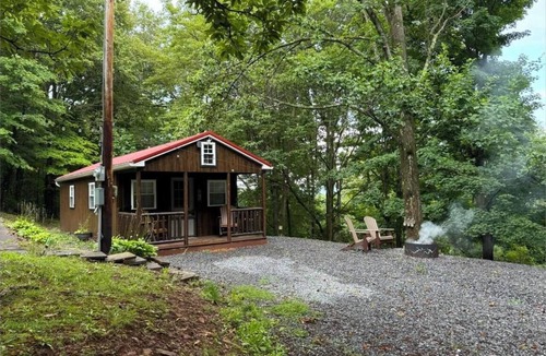 Cairnbrook Cabin | Gravity Hill Getaway: Cozy Woodland Cabin near Bedford
