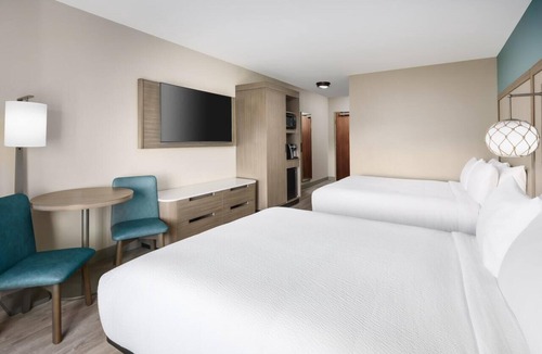Marathon Hotel | Great Deal! 4 Relaxing Units, Outdoor Pool, Free Breakfast!