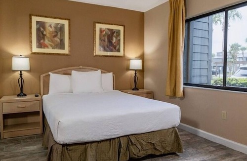 Kissimmee Hotel | Great Family Deal! 2 Relaxing Units, Onsite Miniature Golf Cours, Free Parking