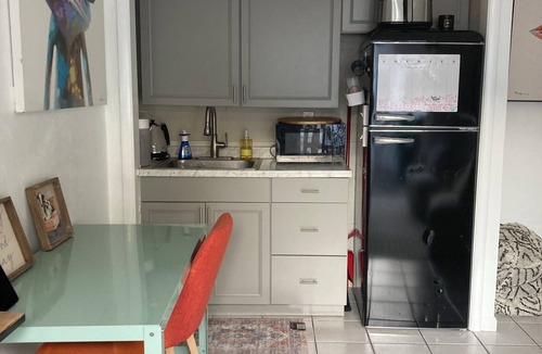 Central Naples Condo | Great Location-4 mil 5th Ave & 1 mil Beaches-Entire Condo w/Modern design