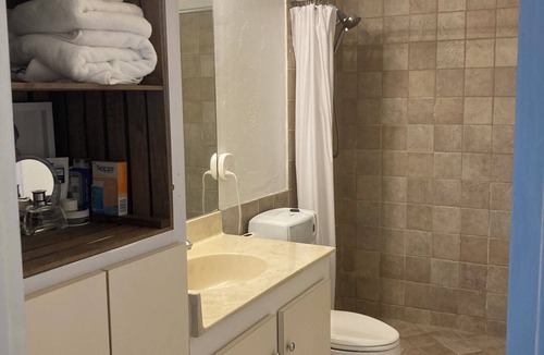 Central Naples Condo | Great Location-4 mil 5th Ave & 1 mil Beaches-Entire Condo w/Modern design