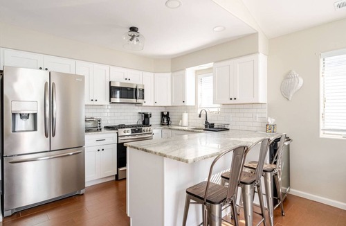 Diamond Beach Condo | Great location, ocean + bay view, seasonal heated pool, garage, bikes, modern