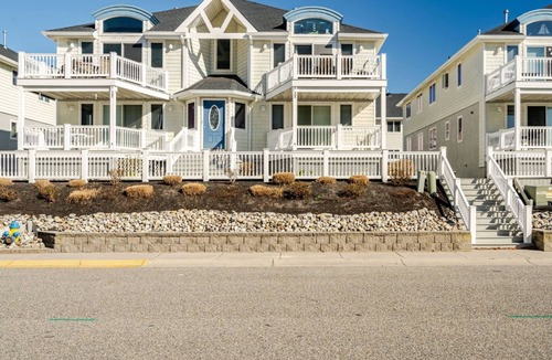 Diamond Beach Condo | Great location, ocean + bay view, seasonal heated pool, garage, bikes, modern