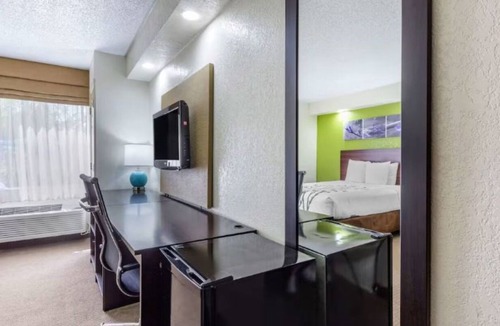Temple Terrace Hotel | Great Tampa Location — Near Busch Gardens, Adventure Island & Freeway Access