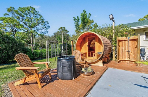 Hunt Club House | Green House - Luxury 4BR 9 Beds Retreat | Pool | Spa | Sauna | RV