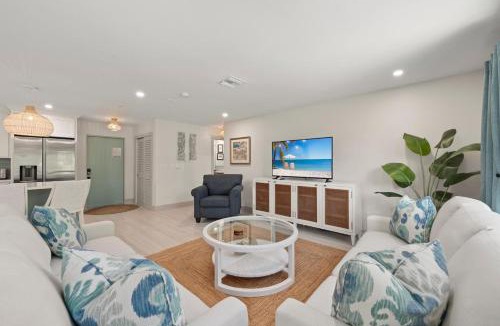 Sanibel House | Ground Floor Luxury - Your choice of 2 Bikes or Kayak Rental - Steps to Beach!