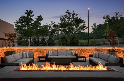 Berkeley Heights Hotel | Group Friendly Getaway! 4 Spacious Units w/Pool, Free Parking & Free Breakfast!