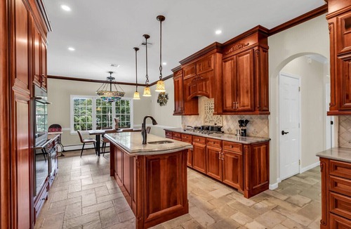 Stony Point Villa | Group Retreat w. Backyard, BBQ, Gym, Games & More!