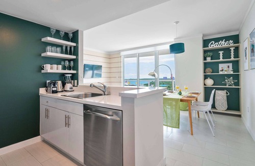 Coconut Grove Apartment | Grove Retreat for Couples | Walk to CocoWalk