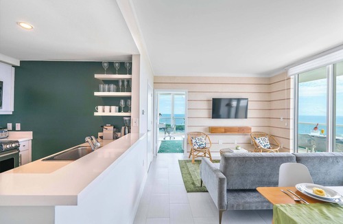 Coconut Grove Apartment | Grove Retreat for Couples | Walk to CocoWalk