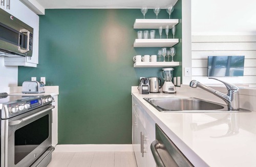 Coconut Grove Apartment | Grove Retreat for Couples | Walk to CocoWalk