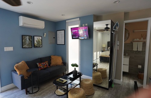 East Little Havana Cottage | Guest House with AC and WiFi in vibrant Miami