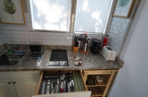 East Little Havana Cottage | Guest House with AC and WiFi in vibrant Miami