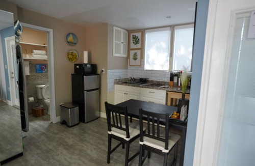 East Little Havana Cottage | Guest House with AC and WiFi in vibrant Miami