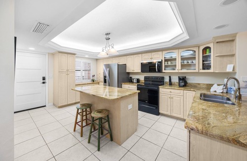 Sanibel Condo | Gulf-Front Penthouse Condo with Rooftop Sundeck | 2 Bedrooms | Sleeps 6