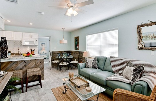 Holmes Beach House | Gulf Winds A – Beach Days & Dog-Friendly AM Island Adventures