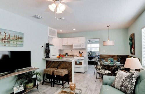 Holmes Beach House | Gulf Winds A – Beach Days & Dog-Friendly AM Island Adventures