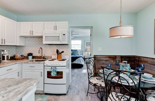 Holmes Beach House | Gulf Winds A – Beach Days & Dog-Friendly AM Island Adventures