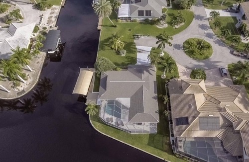 Yacht Club House | Happy Cape 3 - 1 Block from the River