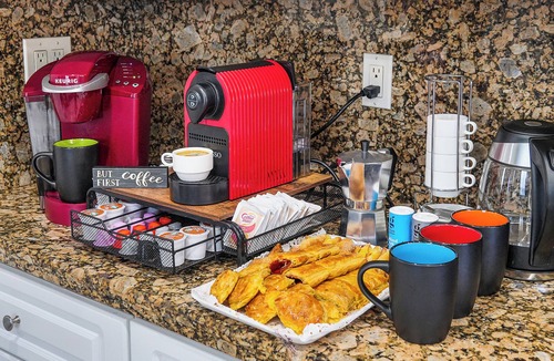 Coral Way House | Happy Escape, 15 Min to Beach, Massage Shower Jets, Bar, and BBQ