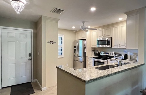 Biggar Condo | Happy Ours Hideaway -Ft Myers 2bd 2ba condo Non Smoking No Pets 10miles to beach