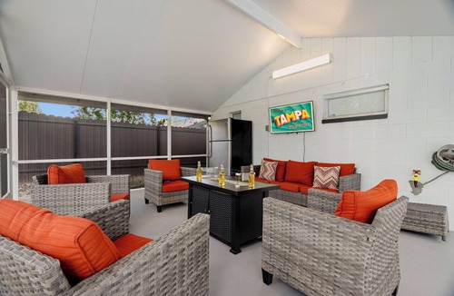 Tampa House | Heated Pool+ AMAZING NEW GAME ROOM! + Fire Pit, Outdoor TV - 5 bedrooms