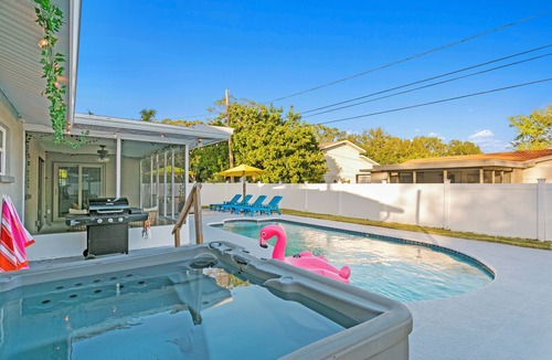 Barrington Hills House | Heated pool, hot tub, game room, firepit, 10 min to Honeymoon beach and downtown