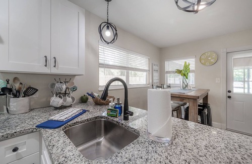 Temple Crest House | HEATED POOL-Modern Cozy 3 bedroom Cottage
