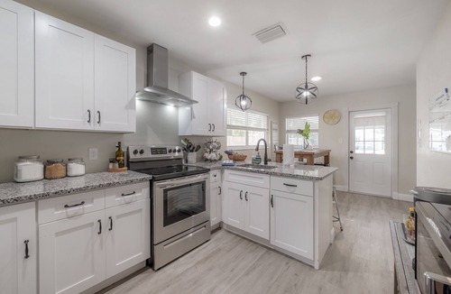 Temple Crest House | HEATED POOL-Modern Cozy 3 bedroom Cottage
