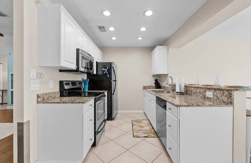 Largo House | Heated Pool Oasis | Screened Lanai + TV | Fire Pit