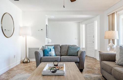 Caloosahatchee House | Heated Pool, Ping Pong Table, Sleeps 8 - Villa Sunset Riverhouse