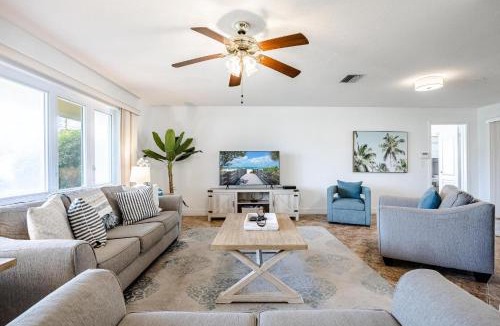 Caloosahatchee House | Heated Pool, Ping Pong Table, Sleeps 8 - Villa Sunset Riverhouse