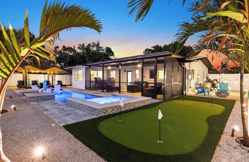 South Sarasota House | Heated Pool Spa Tiki Hut Mini Golf 10 Min to Siesta Key