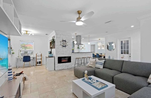 Palma Sola House | Heated Pool+Waterfall, Party Hut & Game Room