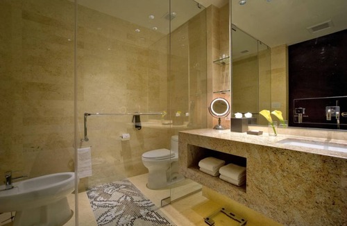 Seybold Hotel | Heavenly Comfortable beds & Pillows! Spacious Room w/Outdoor Pool and Shuttle