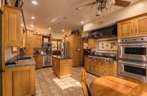 Somerset House | Hickory Farm - Massive 4BR Grill, Deck, Fire Pit, 12 mins to Hidden Valley
