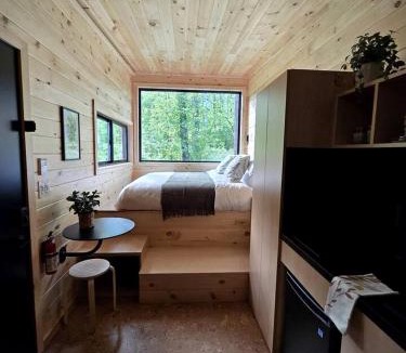 Quakertown House | Hickory: Minimalist Escape for 2 in a Cozy Cabin with Serene Vibes in Pennsylvania