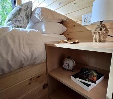 Quakertown House | Hickory: Minimalist Escape for 2 in a Cozy Cabin with Serene Vibes in Pennsylvania