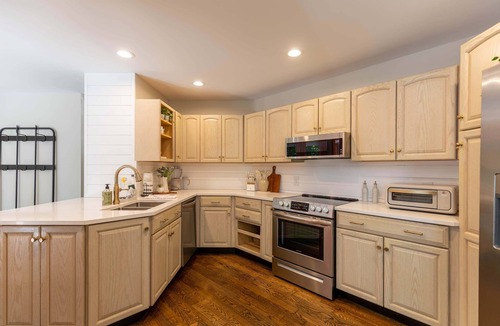 Lenoir Cabin | Hidden Falls | Private, Near Blowing Rock , Hot tub