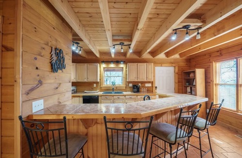 Frank Cabin | Hidden Gem a Spacious 4-Bedroom Cabin for Groups