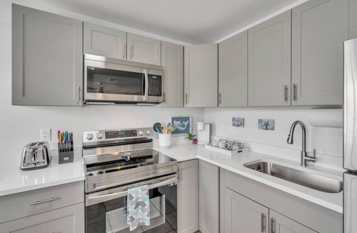 Central Sarasota Apartment | High speed Internet, Downtown, Beach Items & MORE
