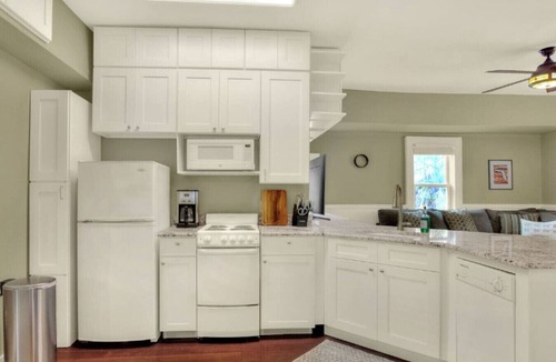 Lakeland House | Historic 2-Story Apartment in Downtown Lakeland for long or short term stays.