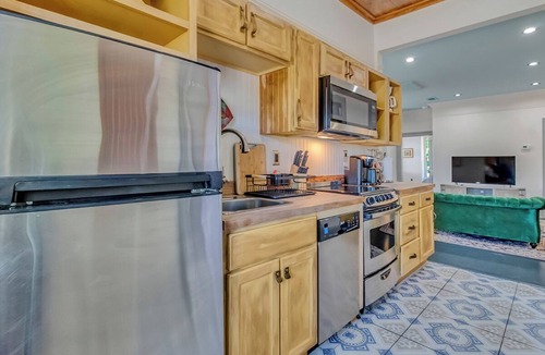Metropolitan Apartment | Historic District, walk to Forsyth Park, Sleeps 6, Historic Home, Pet friendly!