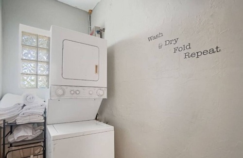 Northeast Miami Apartment | Historic MiMo District! Queen bed+Sofa bed+Parking